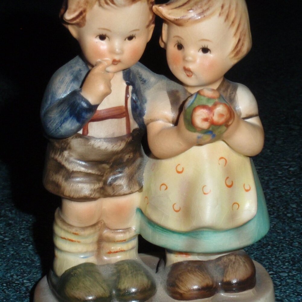 Goebel Hummel Figurine "We Congratulate" #220 TMK3 - Boy And Girl With Flowers! - Picture 7 of 9